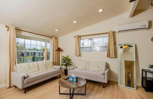 Peaceful Family Home with 3 Bedrooms and 2 Bathrooms - Photo 2