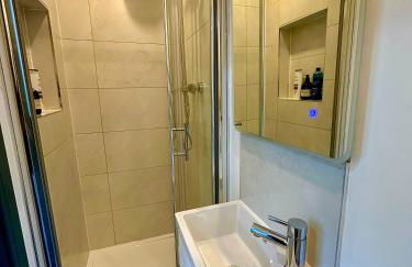 Stylish Ensuit Studios in the Heart of Vibrant Tooting 1 Min to Tube - Photo 9