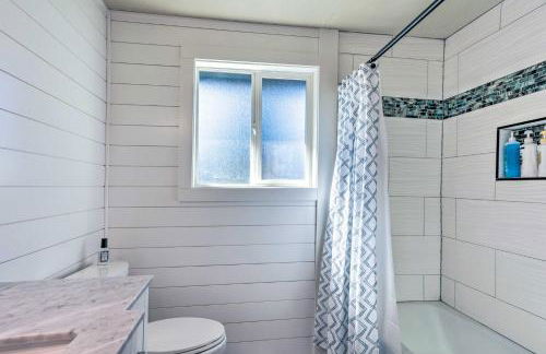 Lakeside Lacey Gem with Sauna and Private Dock - Foto 29