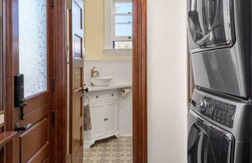 Upscale Downtown Home Walk to Beach shops Bars 2 - Photo 11