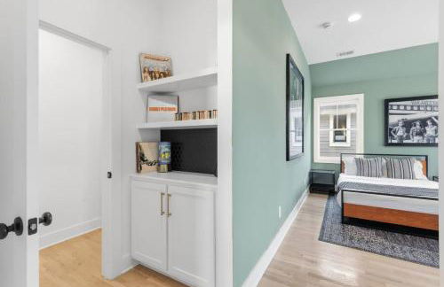 Modern House by Downtown with Garage and Fenced-in Yard - Foto 31