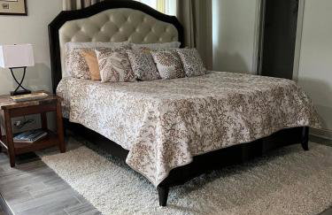 Kingwood Cottage - 10 mins from IAH - Lake Front - Foto 15