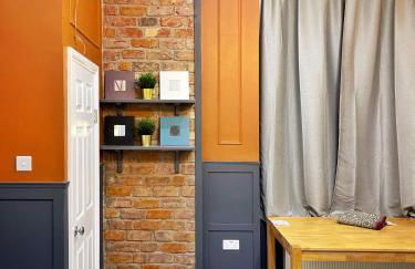 AdeamStays provides Beautiful centrally located 1 and 2 bed apartments on Liverpools Boulevard - Foto 70