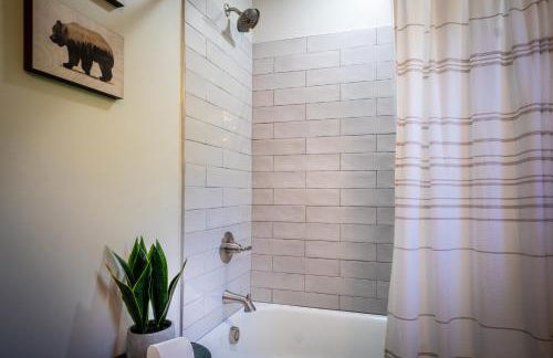 Par-Tee Haus I- Game Room & Hot Tub-Walk to Helen - Foto 34