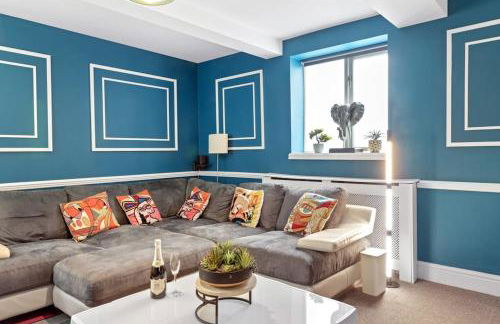 Luxurious 3 Bedroom Apartment in Park Estate - Photo 3