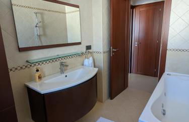 La Casa dei Due Mari - large apartment with parking - Foto 20