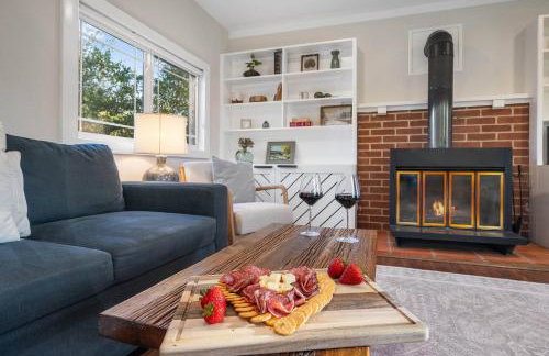 6-min walk to Lake - Home w/Fire-Pit & Pool Table - Foto 1