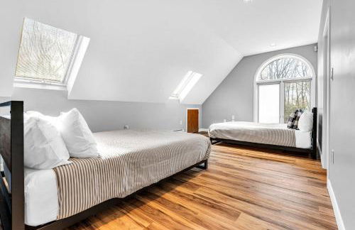 Maine Pondfront Home Sleeps 22 - Pool & Hot Tub - Photo 30