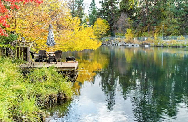 Riverfront Bend by Avantstay Private Dock, Large Yard w/ Views, Hot Tub - Foto 3