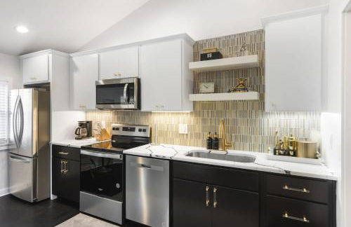 Vibrant Neon Condo Near Restaurants, Coffee and Bars - Foto 14