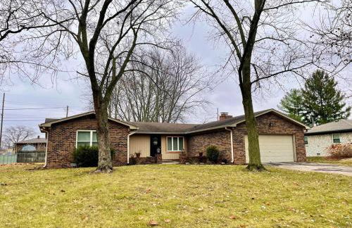 Rustic Chic in Charming Center Grove w Fenced Yard - Foto 30