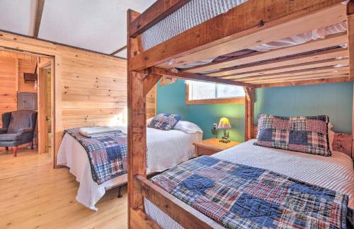 8 Mi to Saddleback Ski Area Cabin with Fire Pit - Foto 13