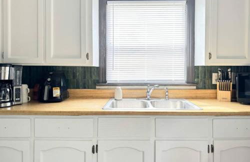 King Bed with Bunkbed Room - Gallatin Stays - Foto 8