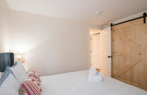 Stellar Home with Hot Tub & Movie Room - Foto 21