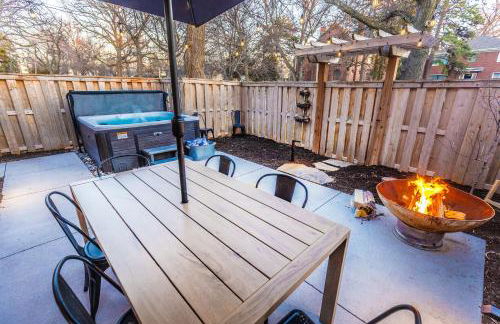 Family Retreat with Hot Tub, Game Room & Prime Location - Foto 29