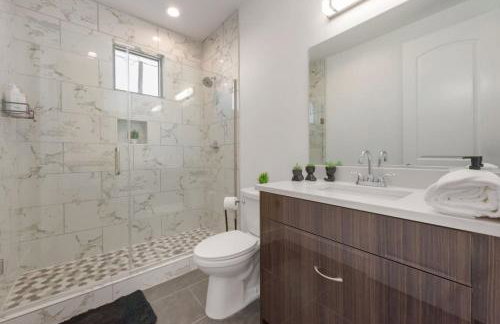 Urban 2BR I Parking I King Bed I Workspace - Foto 17