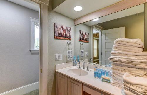 The San Bernard River waterfront provides private access to a spa, boat ramp, and jet skiing - Photo 61