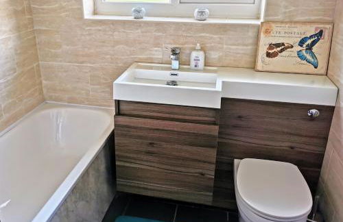 Goldthorn Wolverhampton sleeps 5 long term comfortably and families - Foto 26