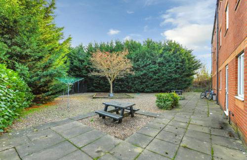 Spacious 6-Bed Home Sleeps 12, Near Highfields Park - Photo 28