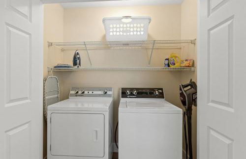 Expansive Lakefront Home with Private Dock - Foto 10