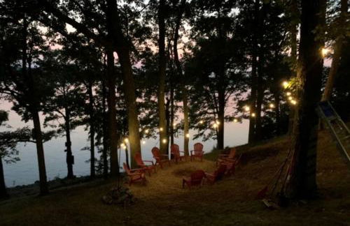 Inmerse in the Serenity of this Lakefront Cottage in Cadiz, Kentucky - Foto 35