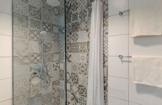 2 Bed Apartment w Distant Sea and Country Views - Foto 27