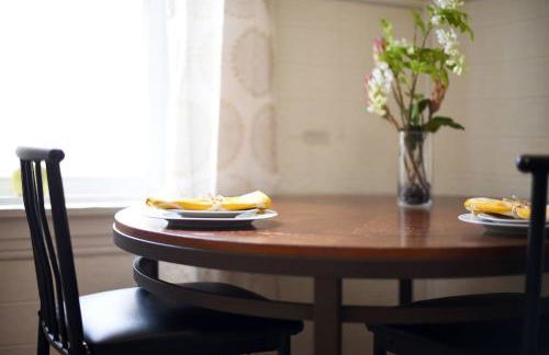 HostWise Stays - Block to AGH - King Bed, Free Off Street Parking - Foto 28