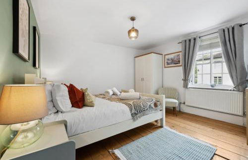 2-Bedroom Stylish & Gorgeous, Cosy Westgate Cottage Retreat, Central Winchester, Free On-Street Parking Permit, with Garden, Close to Cathedral - Sleeps 6, Pets are Welcome - by Blue Puffin Stays - Foto 34
