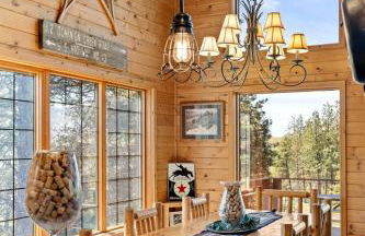 Spacious Rustic Cabin Rental with a Hot Tub in Cheney, Washington - Foto 2