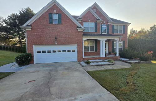 This luxury basement is the perfect getaway - Foto 16