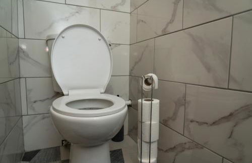 4 Bed Failsworth Home - 3 Bathrooms - Free Parking - Ideal For Contractors & Families - FREE 1 HR EARLY CHECK-IN OR 1 HR LATE CHECK-OUT FOR 2 NIGHT STAY BOOKINGS UNTIL THE END OF MAY - Foto 65