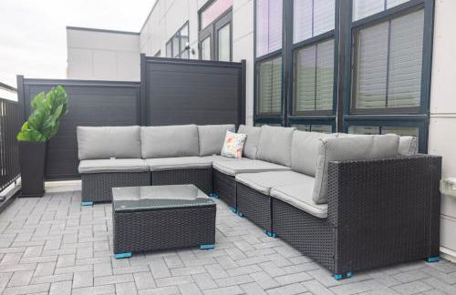 Two Story Penthouse, 2 Bedrooms with 2 and a half bathrooms, 2 Balconies, Skyline View, Pool - Foto 42