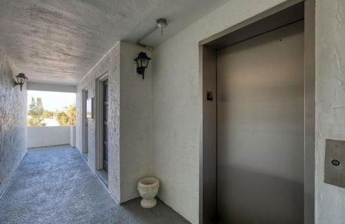 Oceanfront Elysium with a pool - Photo 33