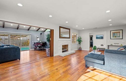 Luxury Estate with Sparkling Pool & Elegant Amenities - Foto 24