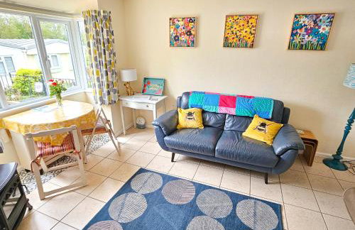 Dart Haven - cheerful holiday bungalow in Galmpton - Photo 2