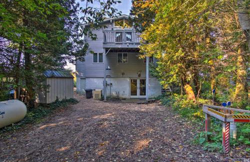 Lakefront Montague Cottage with Deck and Beach! - Foto 35