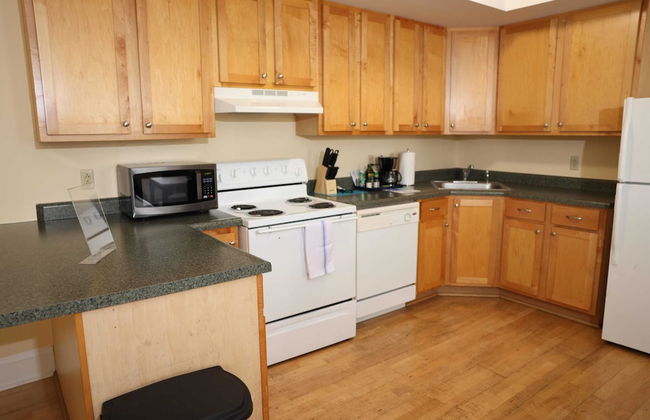 University Retreat With Plenty of Restaurants Nearby - Photo 6