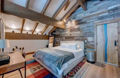 Extra Spacious 2BR Cabin w Office and Outdoor Deck - Foto 7