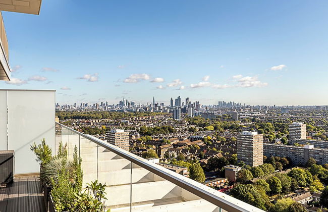 Luxurious 3-bed Sky-high Battersea Gem - Foto 23