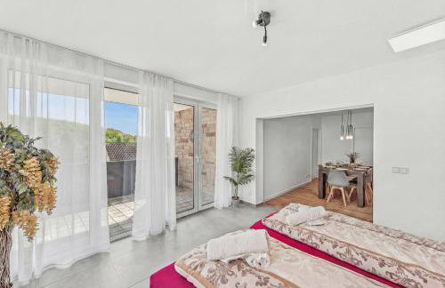 BAT Home Solutions Trierweiler - alles was ein Hotel nicht bietet - 5 Apartments 40 bis 120 qm für bis zu 29 Personen - 5-Raum-Apartment barrierefrei - 60 qm Balkon mit Blick bis Luxemburg - einzeln bis komplett buchbar - 3 Min zur A64 - Foto 62