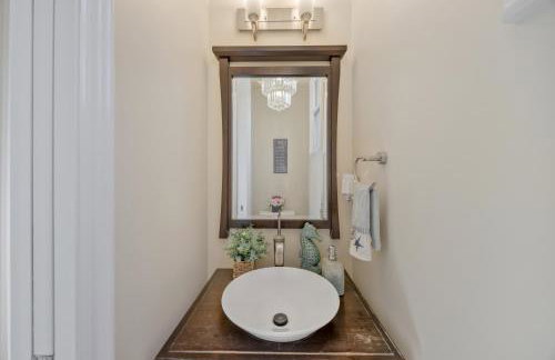 Beach Retreat- Walk to Beach, BBQ, Oceanview Rooftop & Firepit - Foto 21