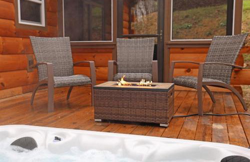 2BR Fishing Cabin w Fire Pit, Hot Tub, EV Charger - Foto 46