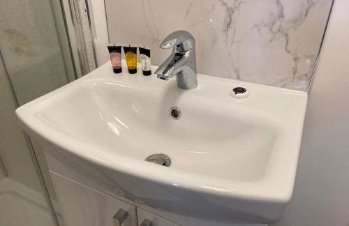 Newly refurbished studio, great location 8 studios - Photo 42