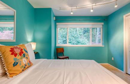 Forest Front Home w Fire Pit Mins to Beaches Wineries Trails Cedarview Retreat by AvantStay - Foto 26