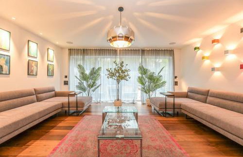 Architect-Designed Luxury Retreat 3BR Chessington - Pass the Keys - Photo 1