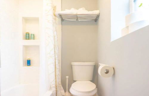 Elegant Shaw 5BR with Comfort in Mind ABODEbucks - Photo 34