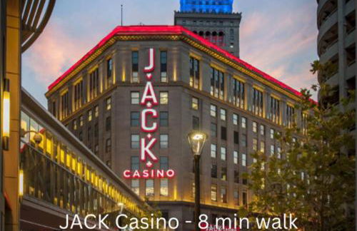 Downtown Cleveland: Steps To Sports & Events 2 Bedroom Condo by RedAwning - Foto 64