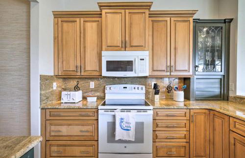 Bright and Sunny Riverview Oasis with Pool and Pond - Foto 9