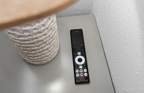 Entire Private Home with 4 Bedrooms 2 Bathrooms, 6 Beds, Hot Tub, King Bed, 6 Parking, Big Yard, Available Now - Foto 54