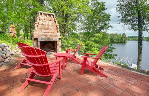 Tranquil Lakefront Cabin Fire Pit, Grill and Patio - Foto 3